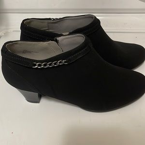 Size 10 womens White Moutain faux suede ankle boots